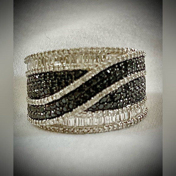 Jewelry - Black/white Diamond Ring